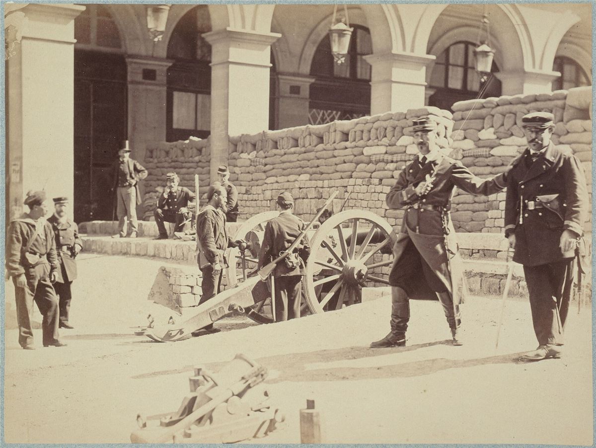 Communards devant une barricade de la rue de Castiglione, à Paris, en 1871.