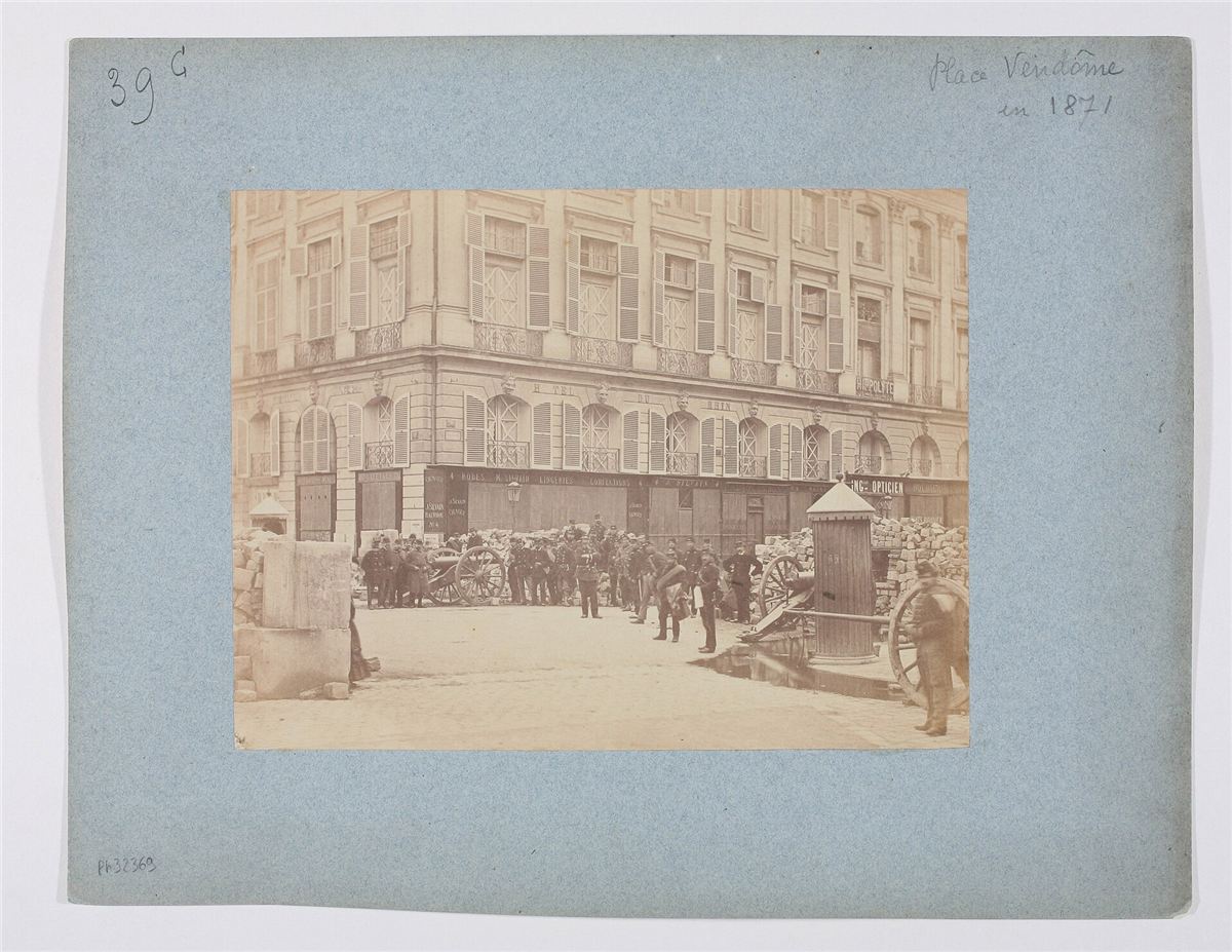 Gardes nationaux fédérés devant la barricade de la place Vendôme, en mai 1871.