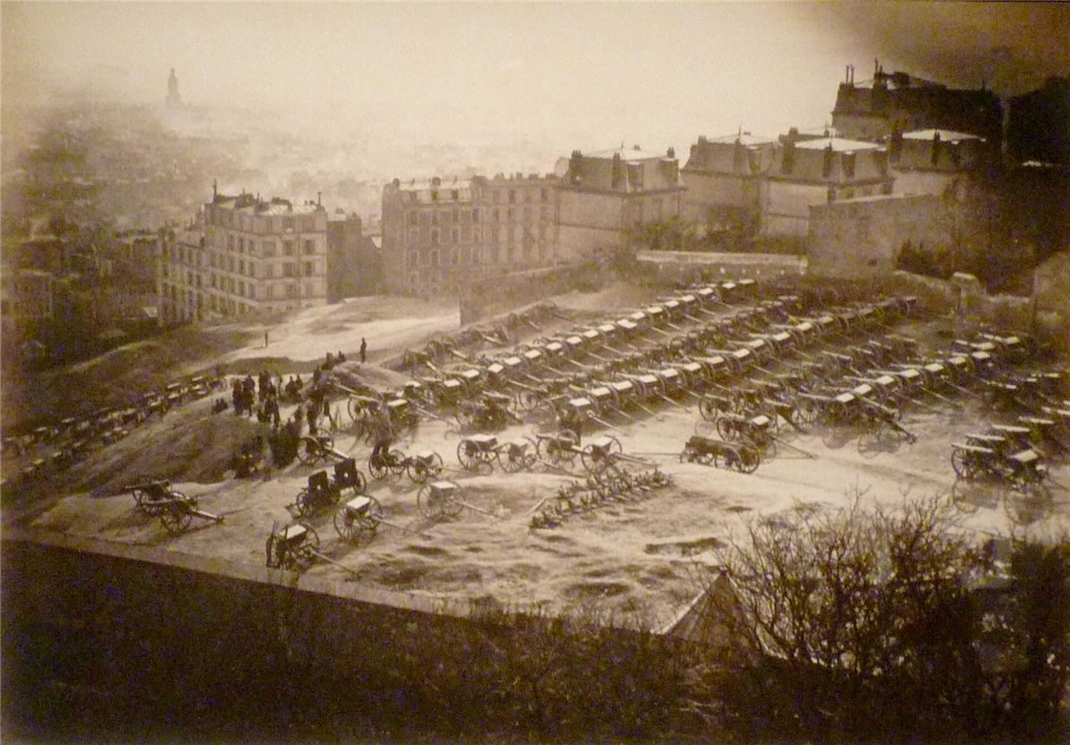Les canons de la Garde nationale rassemblés sur la butte Montmartre, en mars 1871. C'est pour les reprendre que l'armée monte à l'aube du 18 mars.