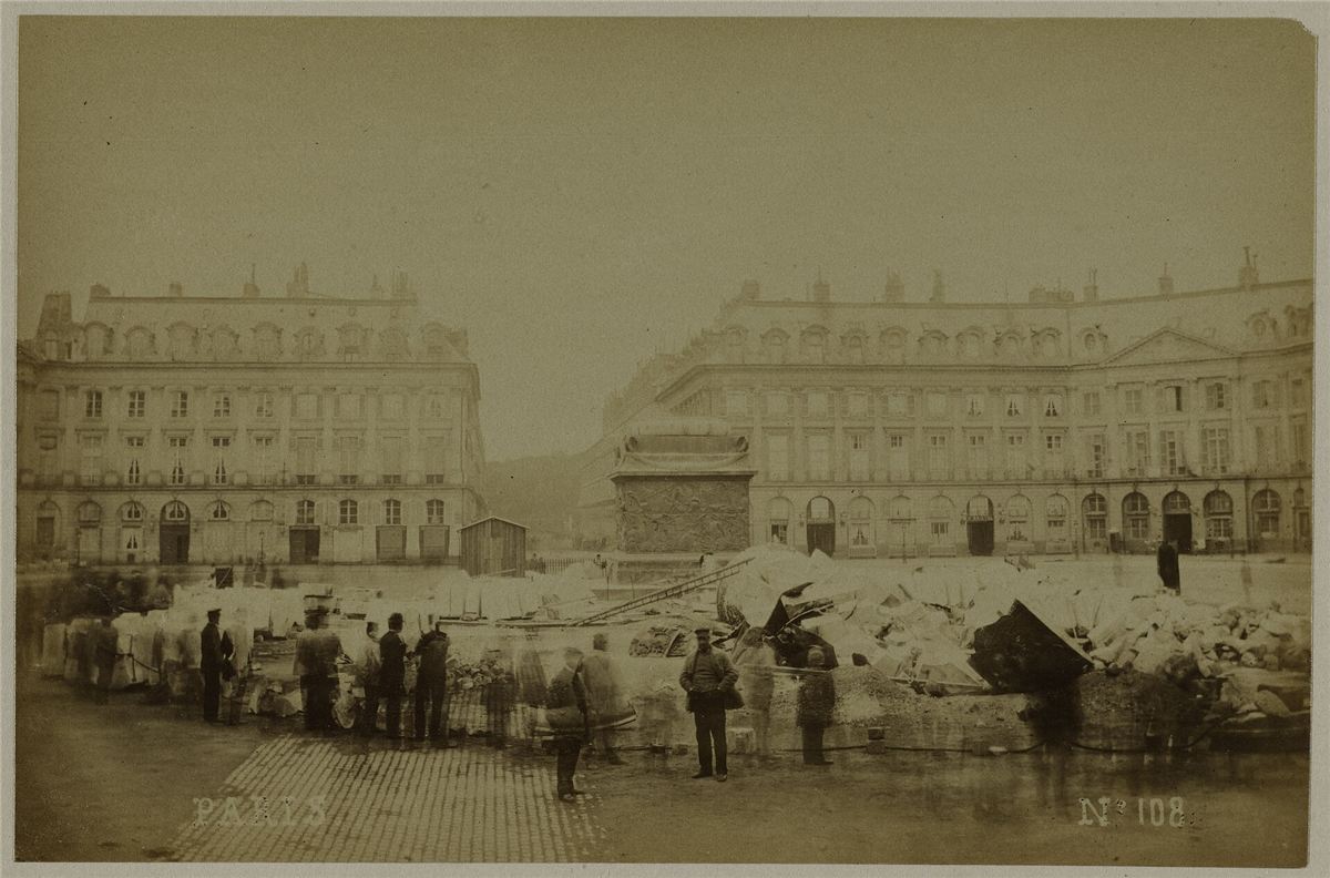 La colonne Vendôme, symbole des guerres de Napoléon, abattue le 16 mai 1871 sur décision de la Commune.