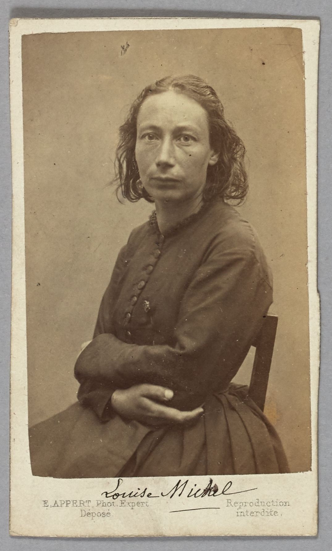 Louise Michel photographiée en prison à Versailles, après la défaite de la Commune.