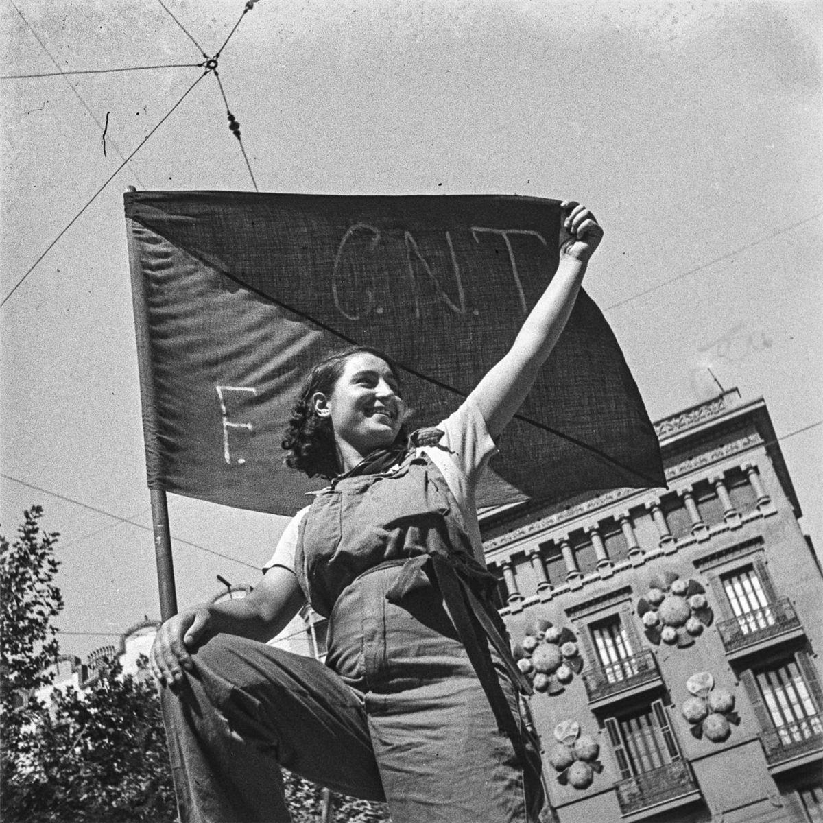 La milicienne anarchiste Ana Garbín Alonso sur une barricade de Barcelone, le 25 juillet 1936, sous le drapeau de la CNT-FAI.