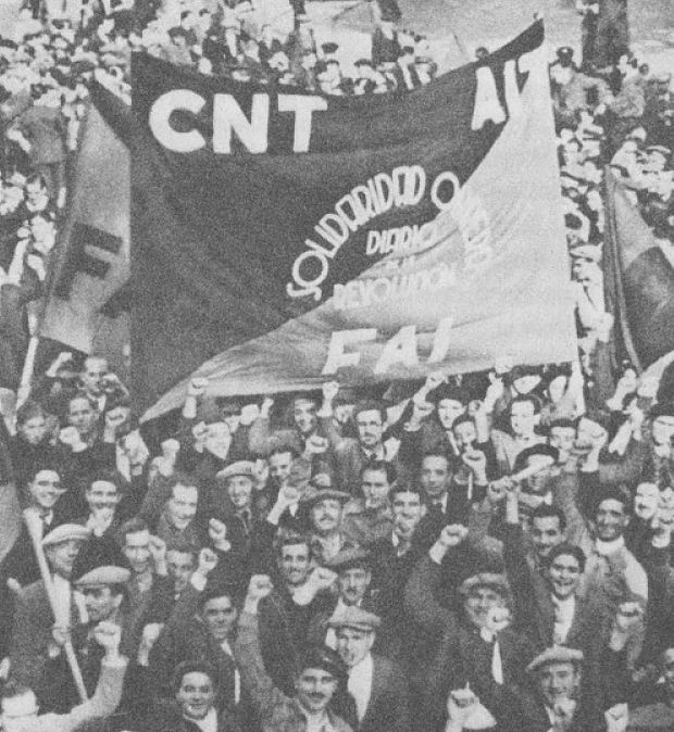 Manifestation à Barcelone derrière la banderole de Solidaridad Obrera, le quotidien de la CNT, en 1936-1937.
