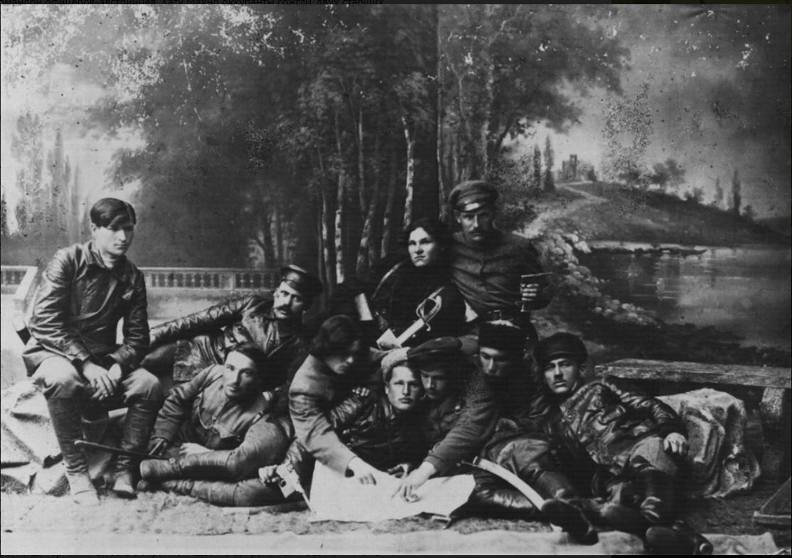 Makhno parmi des commandants de l'armée insurrectionnelle, à Berdiansk, en 1919.