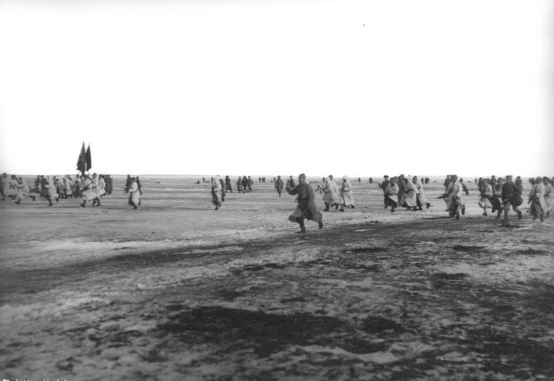 Mars 1921 : des soldats de l'Armée rouge avancent sur la glace pour prendre Cronstadt.
