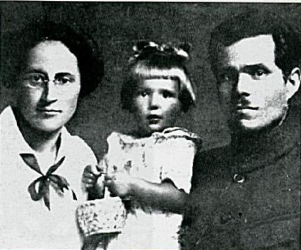 Galina Kouzmenko, leur fille et Nestor Makhno en 1925, au début de l'exil.