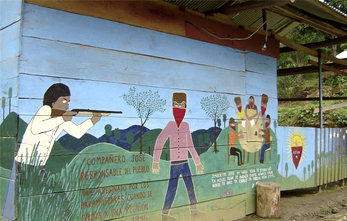 Peinture murale zapatiste au Chiapas, en 2006, racontant une histoire en espagnol et en langue maya.