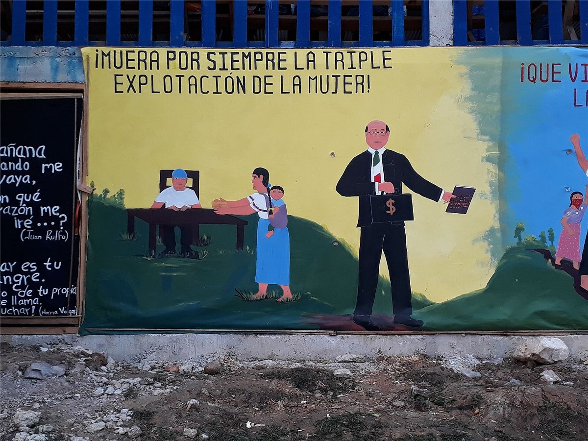« À bas pour toujours la triple exploitation de la femme ! » : peintures murales zapatistes au Chiapas, en 2018.